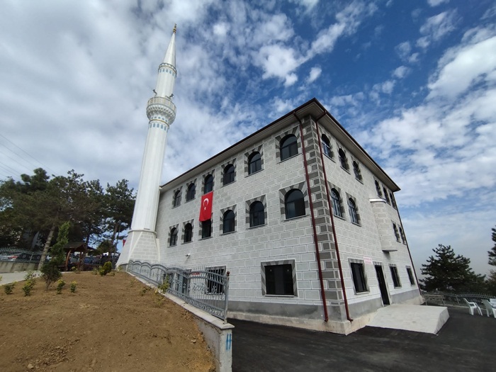 Önce Cuma namazı kılındı, sonra ibadete açıldı