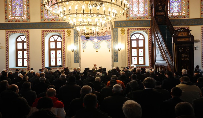 10 ili etkileyen depremde hayatını kaybedenler İzmit’te dualarla anıldı