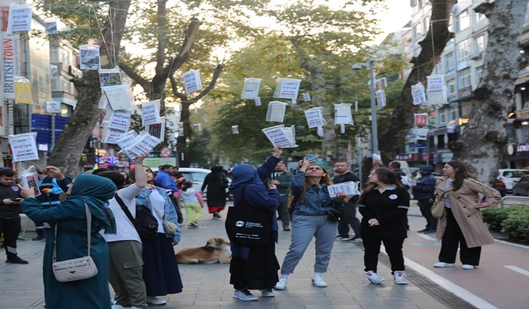 Ağaçlara asılan binlerce kitabı 5 dakikada topladılar