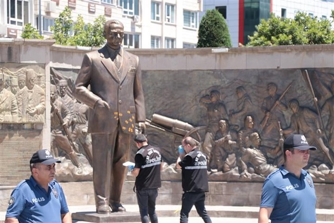 Ahlaksız ve yarım akıllılar Atatürk anıtına saldırdı