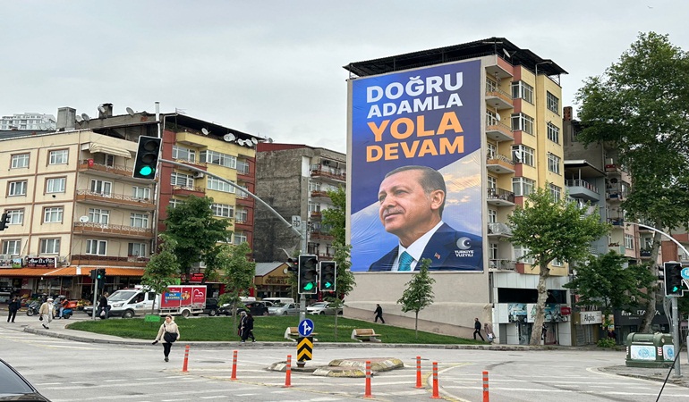 AK Parti Kocaeli, yeni kampanya görselleriyle şehri donatıyor