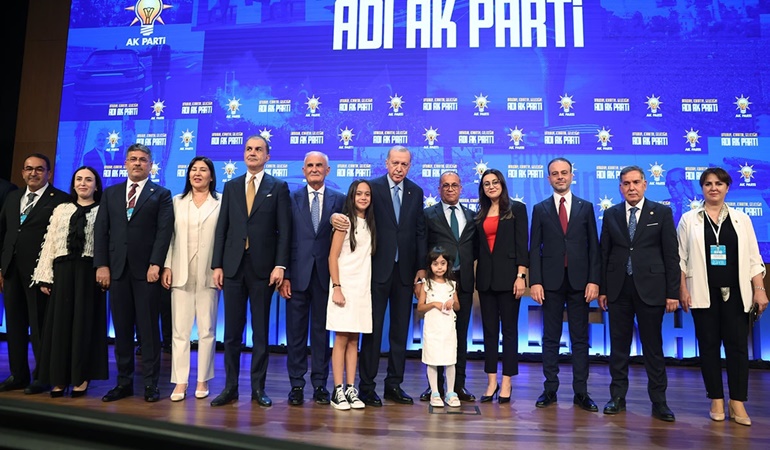 AKP'nin 23. yılında transferli kutlama