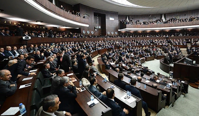 AKP'de 90 milletvekili tek bir yerden haber bekliyor.