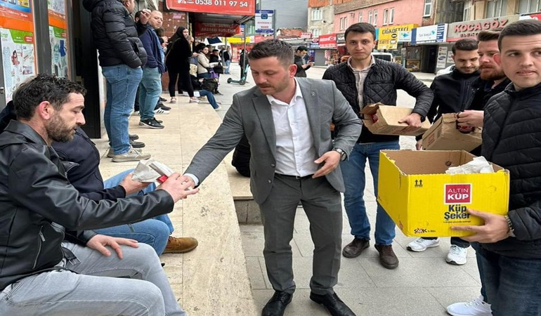 AKP'li gençlerden işçilere simit ve meyve suyu ikramı