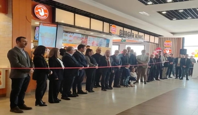 AKP'liler Amerikan markası Burger King'i dualarla açtı!