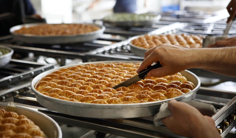 AKP'liler binlerce baklava yedi, faturası CHP'lilere kaldı