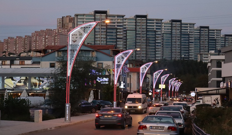 Alikahya İshakpaşa Caddesi Atatürk’ün ışığıyla aydınlanıyor