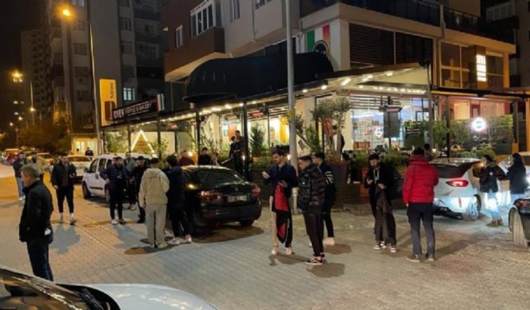 Ardı ardına depremler sonrası halk sokaklara döküldü