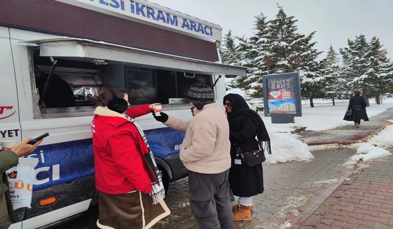 Askeri öğrenci sınavına giren gençler ve ailelerine sıcak çorba