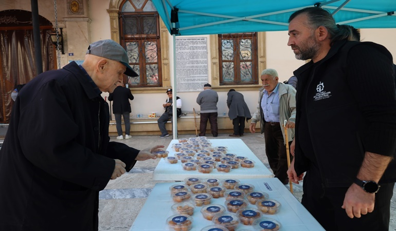 Atatürk anısına Kocaelilere lokma dağıttılar