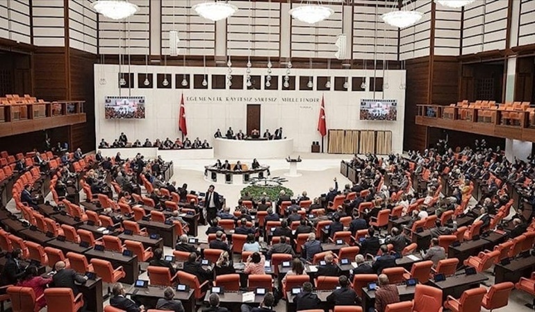 Atatürk’e ve İnönü’ye faşist diyen kafa Meclisi karıştırdı