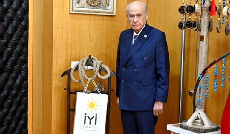 Bahçeli, Dervişoğlu'nun fırlattığı idam ipiyle poz verdi.