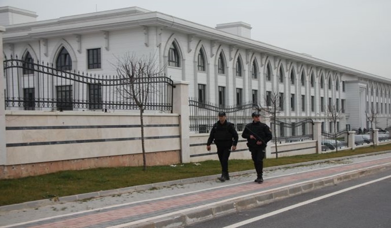 Başiskele’deki Emniyet önünde manyak manyak haller: Silahla vuruldu