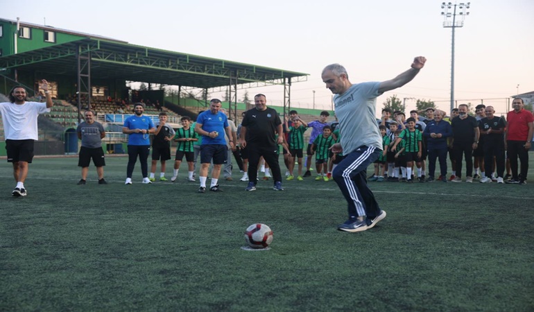 Başkan Çiftçi, minik sporcular ve aileleriyle birlikte spor yaptı