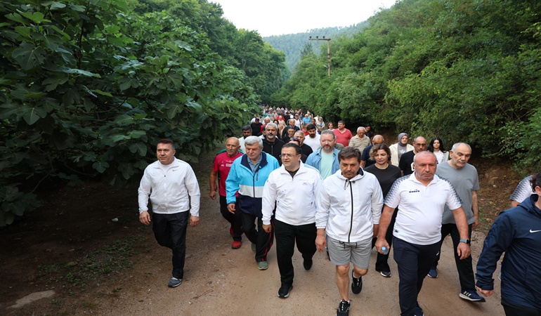 Başkan Gökçe Derincelilerle yürüdü