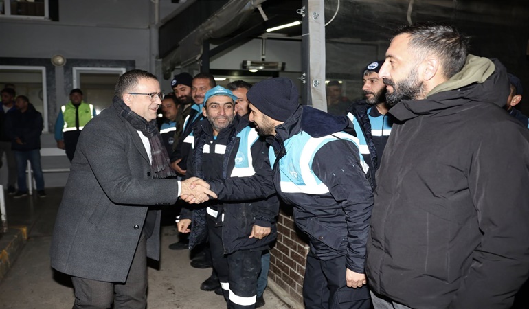 Başkan Gökçe’nin temizlik işçileriyle kahvaltı yaparak güne başladı