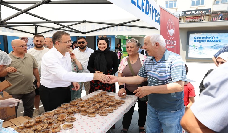 Başkan Gökçe vatandaşlara aşure dağıttı