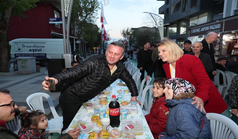 Başkan Hürriyet, Alikahyalılarla iftar sofrasında buluştu