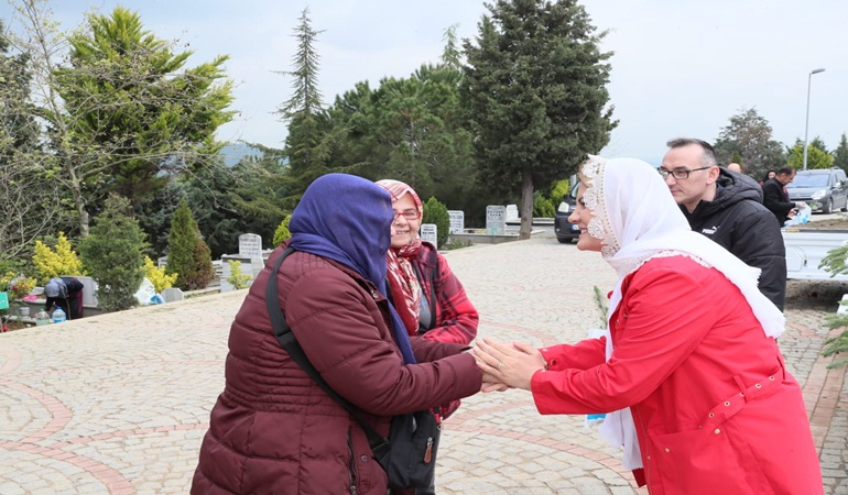 Başkan Hürriyet, kabristan ziyareti yapan vatandaşlara çam fidesi dağıttı 