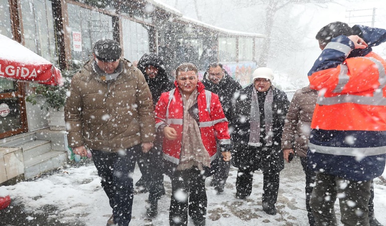 Başkan lapa lapa kar yağarken o mahalledeydi