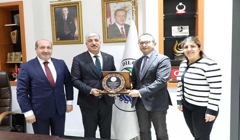 Başkan Ömeroğlu’na Başhekim Yılmaz’dan plaket