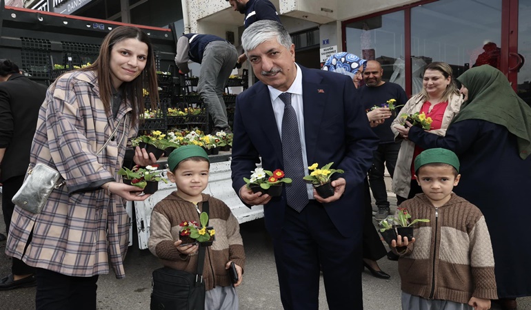 Başkan Ömeroğlu’ndan esnaf ve kadınlara çiçek