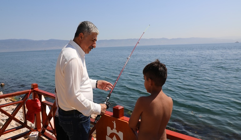 Başkan Ömeroğlu Tavşancıl sahilinde vatandaşlarla buluştu