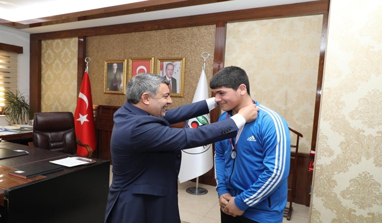 Başkan Şayir, Şampiyon sporcuyu ağırladı