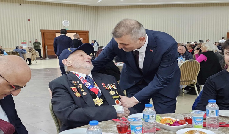 Başkan Sezer şehit ve gazi aileleri iftarda ağırladı