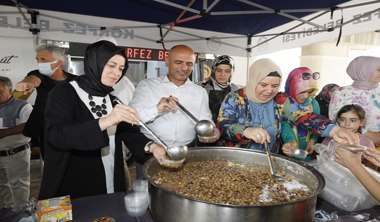 Başkan Söğüt aşure dağıttı