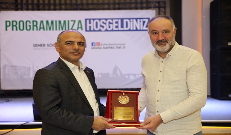 Başkan Söğüt’ten emekli personellere plaket 