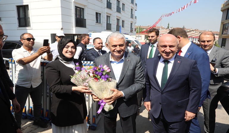 Binali Yıldırım, Darıca’da tapu dağıttı