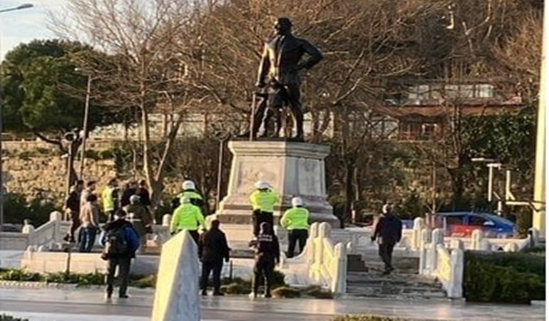 Bir alçak daha Atatürk heykeline saldırdı