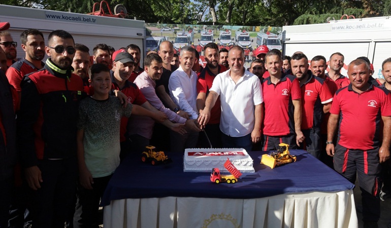 Büyükşehir A Takımı birinci hizmet yılını pasta keserek kutladı