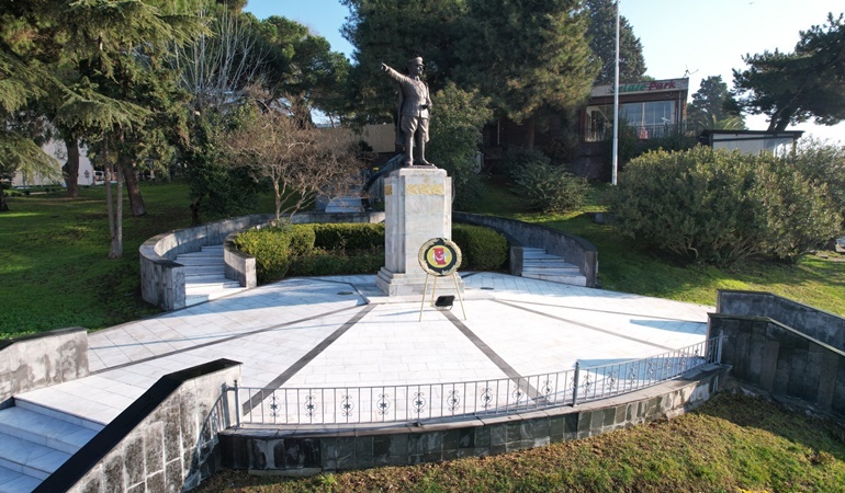 Büyükşehir, Atatürk Heykeli’nin bakımını yaptı 