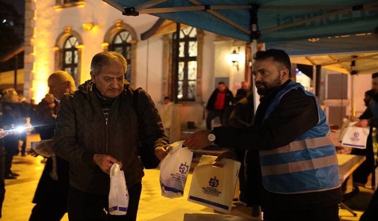 Büyükşehir, binlerce kandil simidi dağıttı