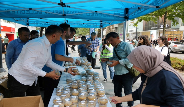 Büyükşehir’den Cumhuriyet Bulvarında aşure ikramı