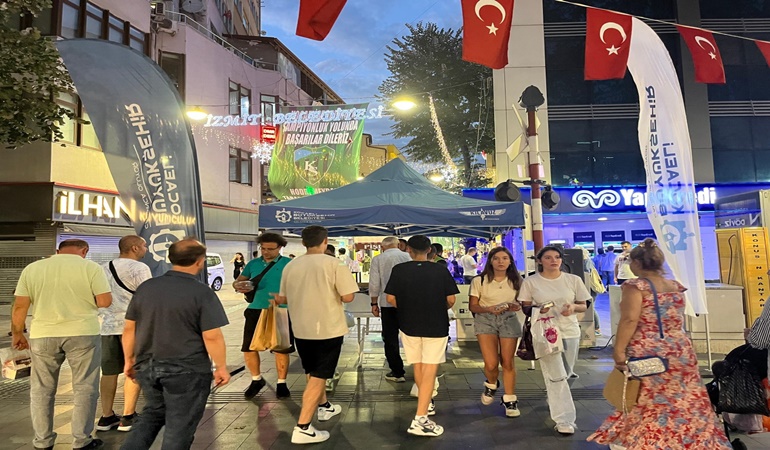 Büyükşehir'den İzmit ve Gebze’de vatandaşlara tatlı ikramı