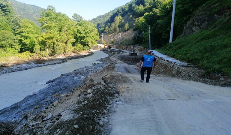 Büyükşehir ekipleri, Düzce’de yaraları sarıyor