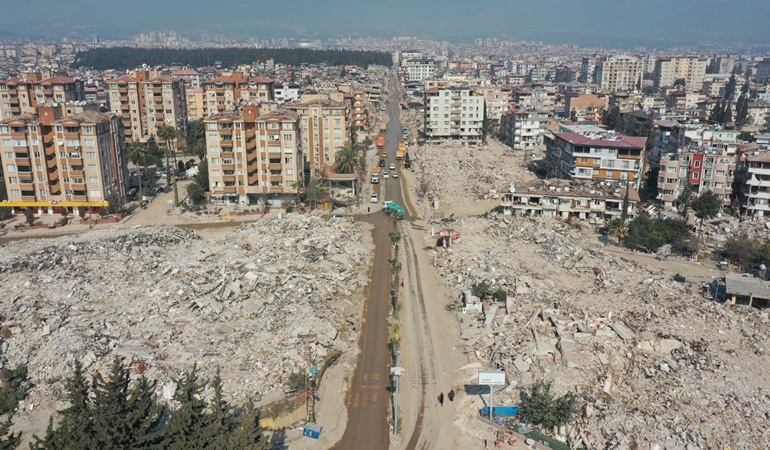 Büyükşehir, Hatay Defne’de enkaz kaldırma çalışması yapıyor