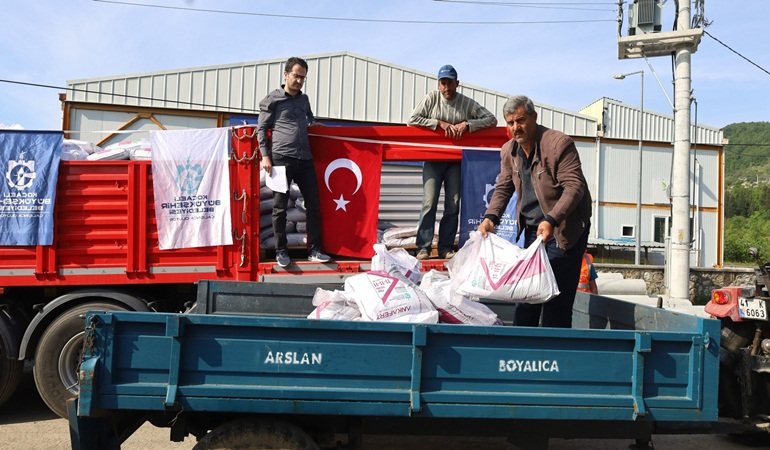 Büyükşehir’in gübre desteği çiftçilerin yüzünü güldürüyor