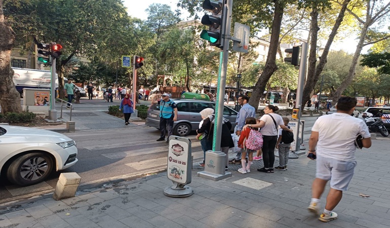 Büyükşehir Zabıtası okul önlerinde, çocuklar güvende