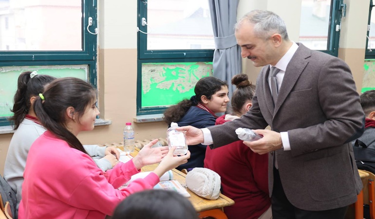 Çayırova Belediyesi öğrencilere dezenfektan verdi