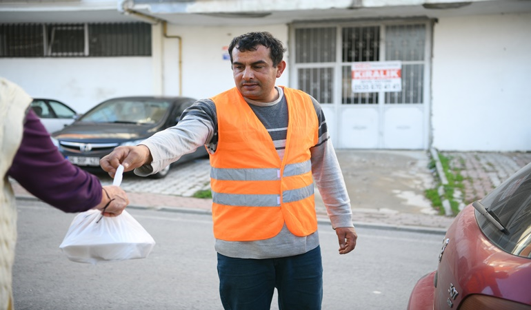 Çayırova’da binlerce kap sıcak yemek ihtiyaç sahiplerine ulaştırıldı