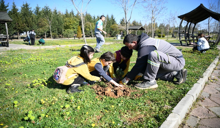 Çayırova’da fidanları minikler toprakla buluşturdu