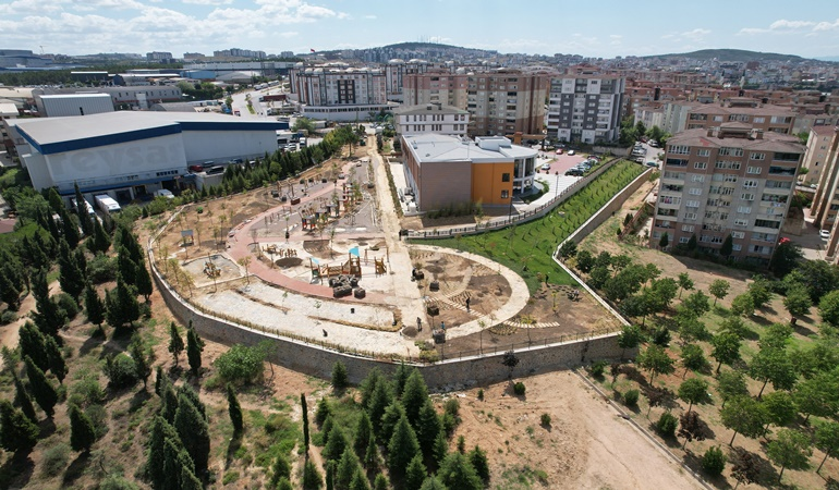 Çayırova Duyu Bahçesi’nde çim serimi başladı