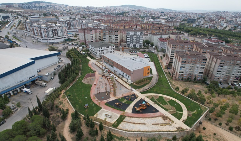 Çayırova Duyu Bahçesi’nde kauçuk serimi başladı