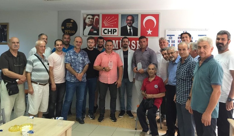 CHP Karamürsel ilçe yönetiminden pehlivanlara plaket