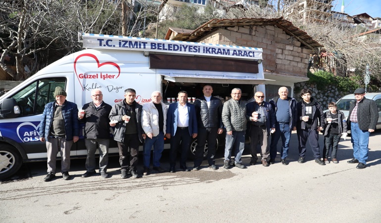 Cuma namazı çıkışı Köprübaşı Camii cemaati ile buluştular