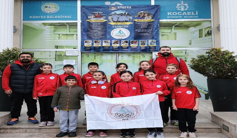 Körfezli sporcular Cumhuriyet için kulaç attı